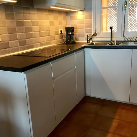 Perla De Roca En Poblado Marinero